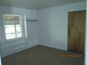 135 NW B Ave in Myrtle Creek, OR - Foto de edificio - Building Photo