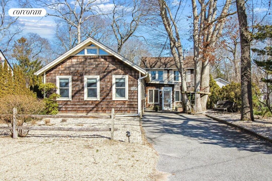 56 Pine Neck Ave in Sag Harbor, NY - Foto de edificio