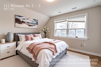 111 Mohawk Rd E in Hamilton, ON - Building Photo - Building Photo