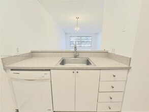 1225 NE 124th St in North Miami, FL - Building Photo - Building Photo