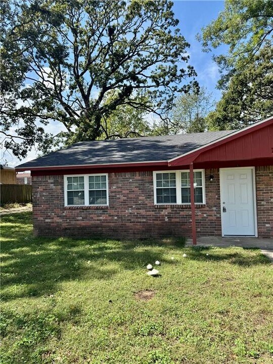 704 S Oak Hill St in Siloam Springs, AR - Building Photo