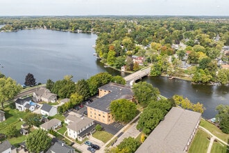 Edgewater Apartments in Oconomowoc, WI - Foto de edificio - Building Photo