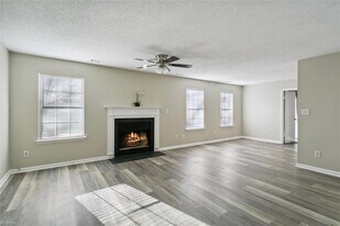 213 Quarter Trail, Unit F in Newport News, VA - Building Photo