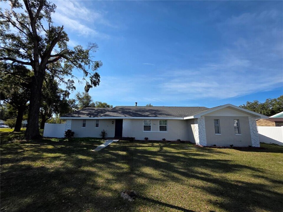 5611 6th St in Zephyrhills, FL - Building Photo