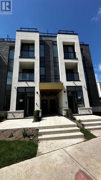 3020 Trailside Dr in Oakville, ON - Building Photo