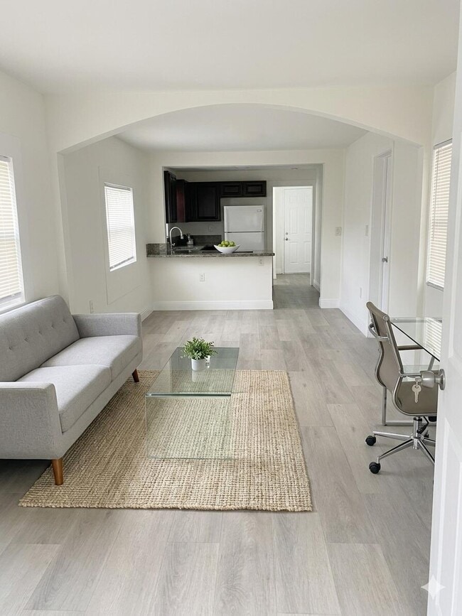 1527 NW 63rd St in Miami, FL - Foto de edificio - Building Photo