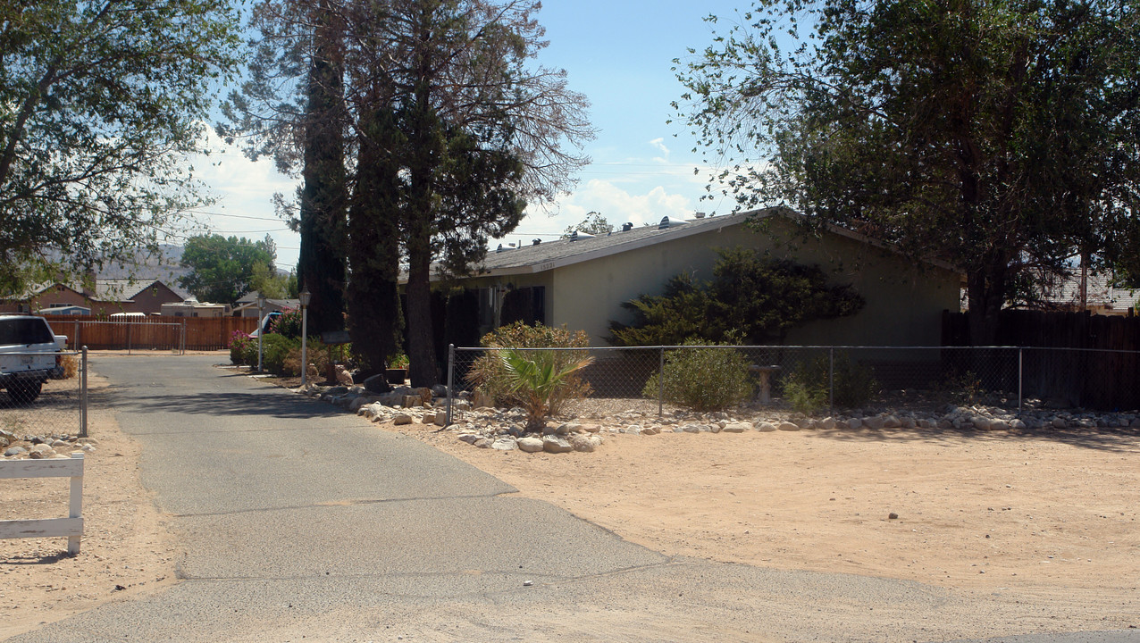 13221 Mohawk Rd in Apple Valley, CA - Building Photo