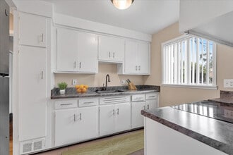 Oak Park Gardens in Oak Park, MI - Building Photo - Building Photo