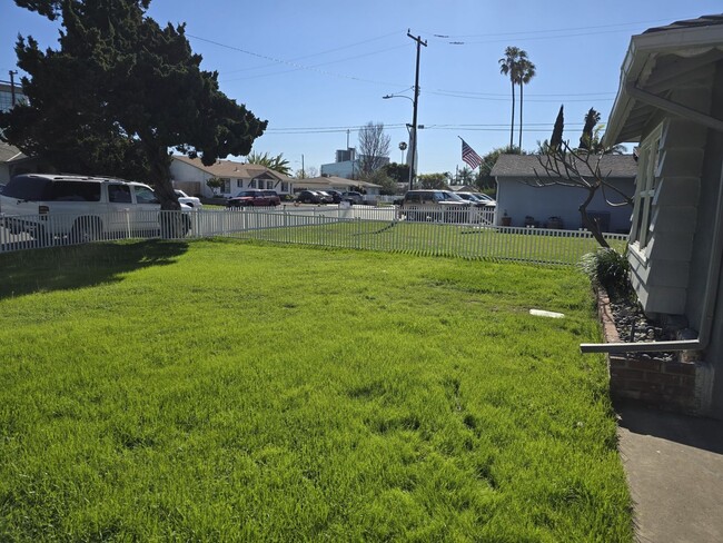 3817 W Compton Ave in Orange, CA - Foto de edificio - Building Photo