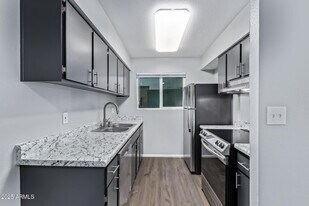 5871 N 47th Dr in Glendale, AZ - Building Photo