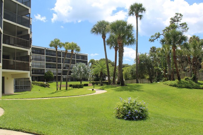 property at 944 S Peninsula Dr