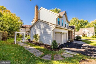 13241 Ladybank Ln in Herndon, VA - Foto de edificio - Building Photo