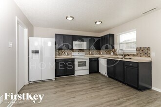 8211 S Shady Trail Dr in Pendleton, IN - Foto de edificio - Building Photo