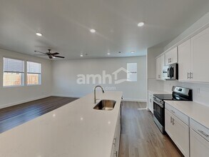 10064 Abilene St in Commerce City, CO - Foto de edificio - Building Photo