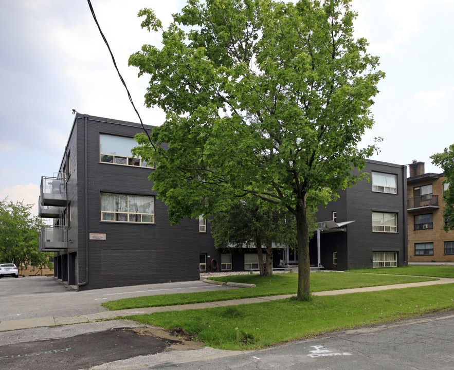 21 Torbolton Dr in Toronto, ON - Building Photo