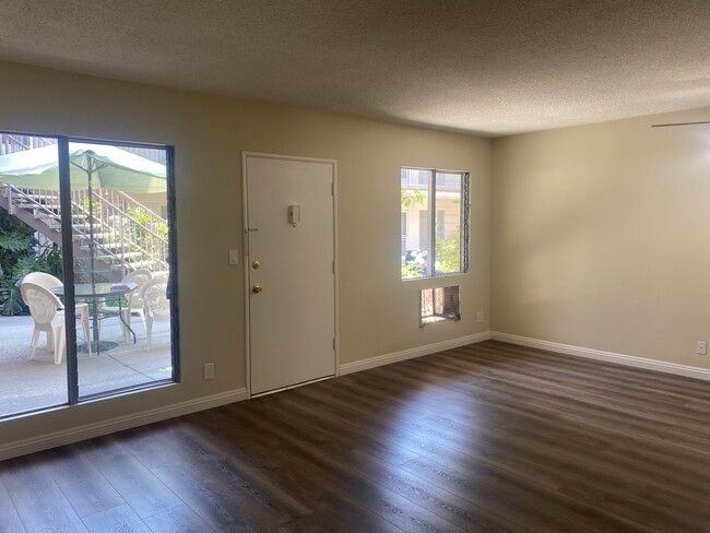 Tarzana Gardens in Tarzana, CA - Foto de edificio - Building Photo