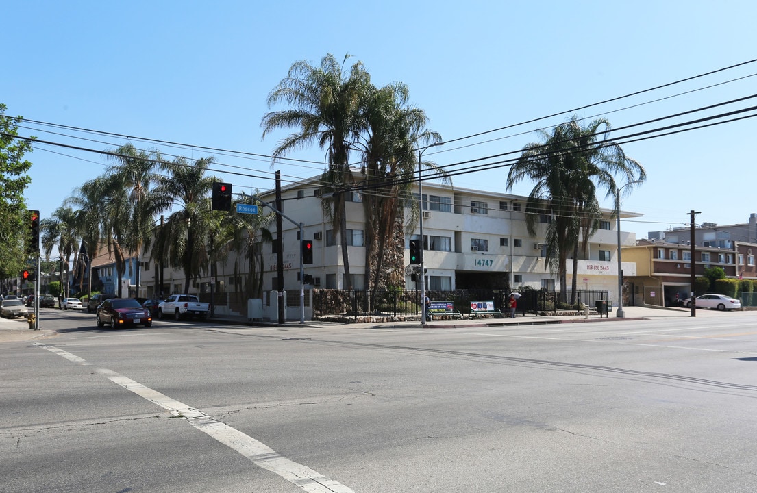 Villa Lorraine Apartments in Panorama City, CA - Foto de edificio