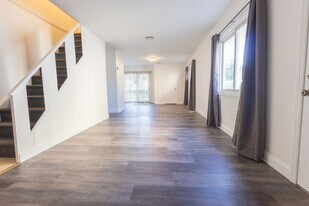 25 Southridge Dr in Glen Cove, NY - Building Photo