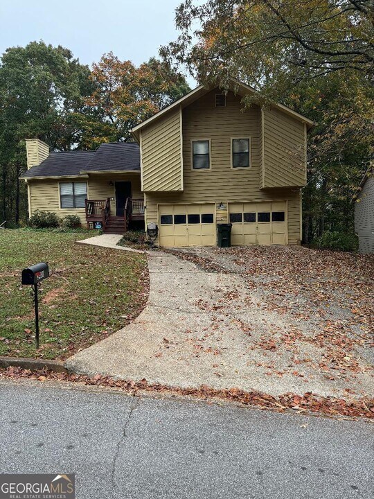 2401 Jack Creek Rd SW in Marietta, GA - Building Photo