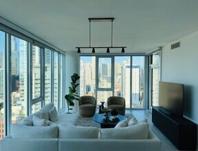369 W Grand Ave in Chicago, IL - Building Photo - Building Photo
