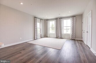 24276 Thurso Sq in Sterling, VA - Foto de edificio - Building Photo