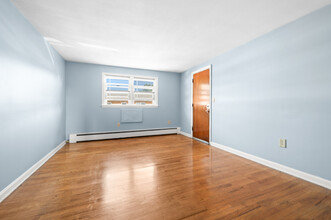38 Deerfield Ct, Unit b in East Hartford, CT - Foto de edificio - Building Photo