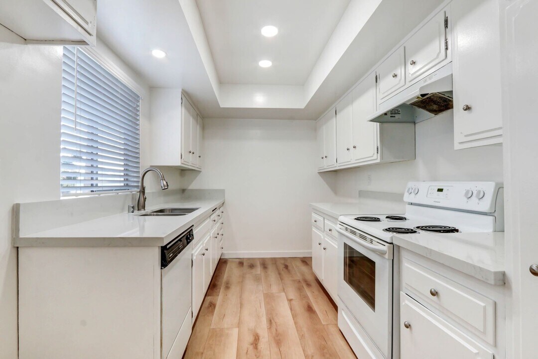 12258 Montana Ave in Los Angeles, CA - Building Photo