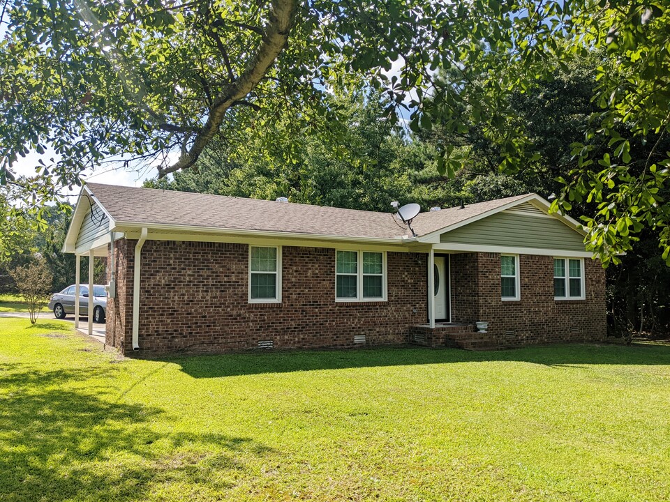 1009 Hull Rd in Snow Hill, NC - Building Photo