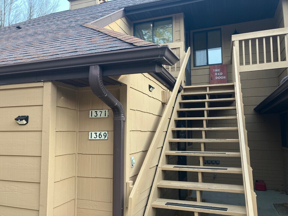 1371 W 18th Ave, Unit The Red Door in Oshkosh, WI - Building Photo