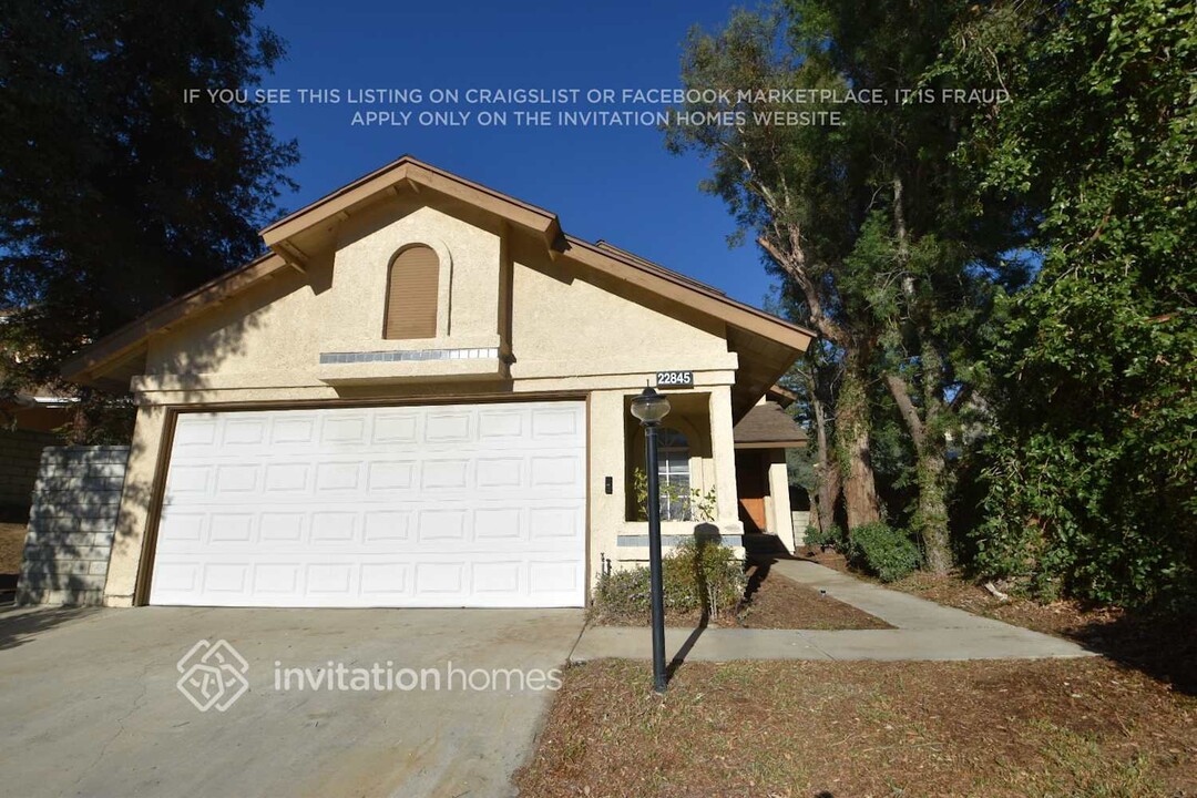 22845 Tamarack Ln in Santa Clarita, CA - Foto de edificio