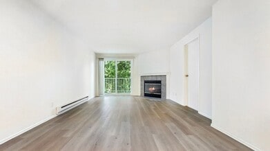 12670 NE 10th Pl in Bellevue, WA - Building Photo - Building Photo