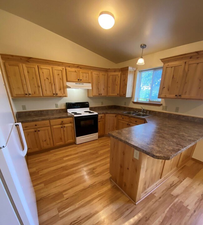 817 W 3rd St in Laurel, MT - Building Photo