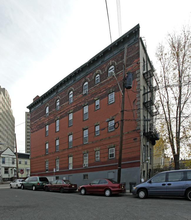 215 Summit Ave in Jersey City, NJ - Foto de edificio - Building Photo