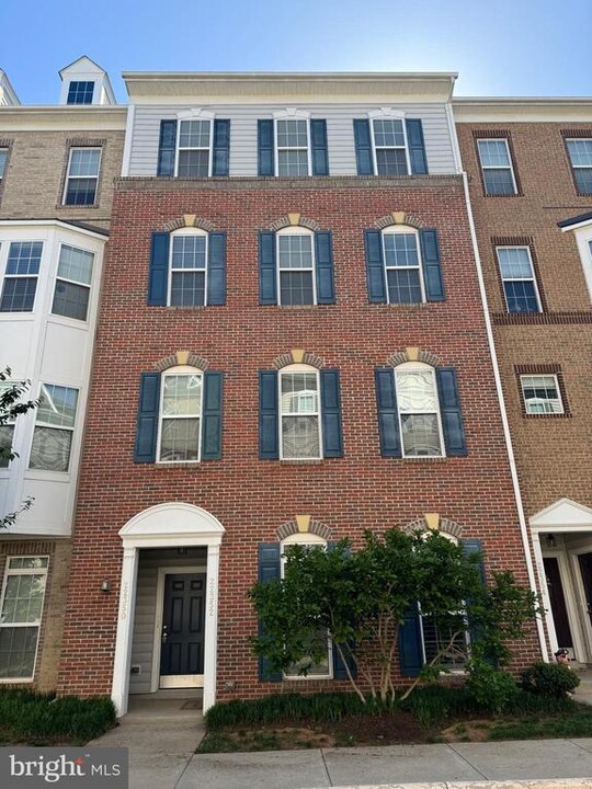 22350 Concord Station Terrace in Ashburn, VA - Foto de edificio