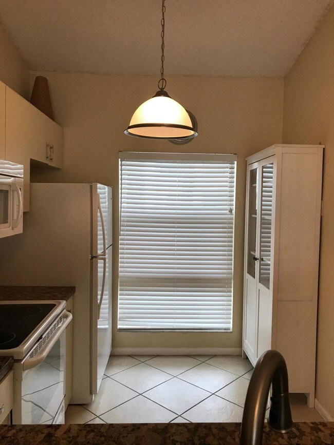 9090 SW 21st St-Unit -E in Boca Raton, FL - Building Photo - Building Photo