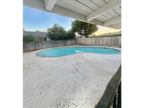 5655 N Poplar Ave in Fresno, CA - Building Photo - Building Photo
