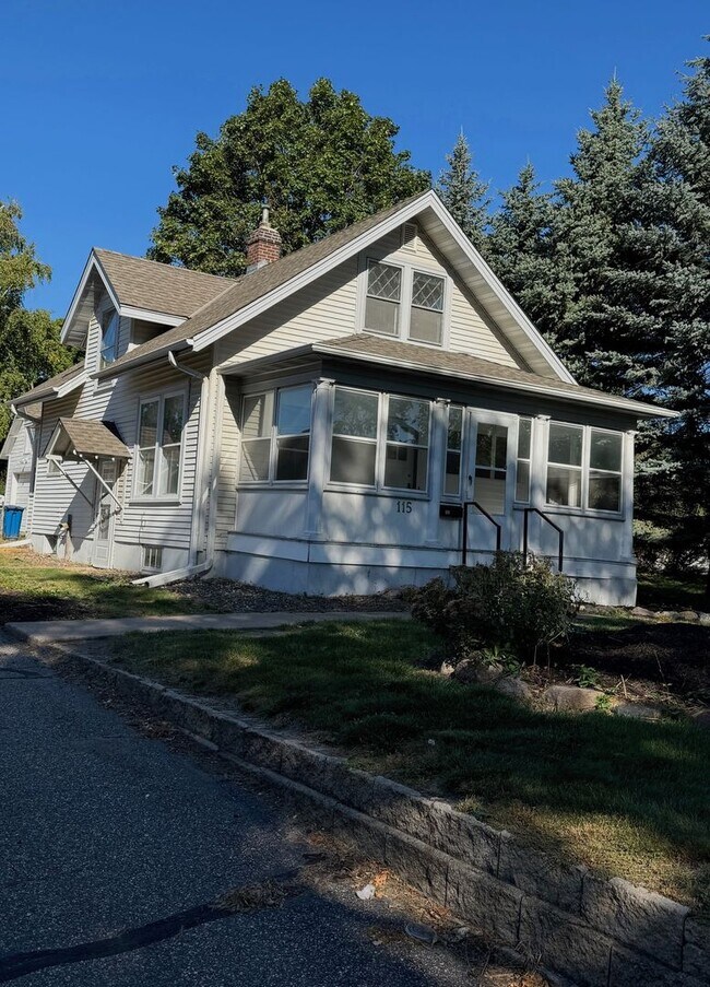 115 Chicago Ave N in Wayzata, MN - Building Photo - Building Photo