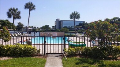 7425 Bay Island Dr S in South Pasadena, FL - Building Photo - Building Photo