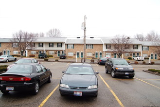 Maple Park Apartments in North Canton, OH - Building Photo - Building Photo