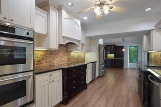 6230 SW 112th St in Miami, FL - Building Photo - Building Photo