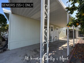 141 Douglas Dr in Oceanside, CA - Foto de edificio - Building Photo