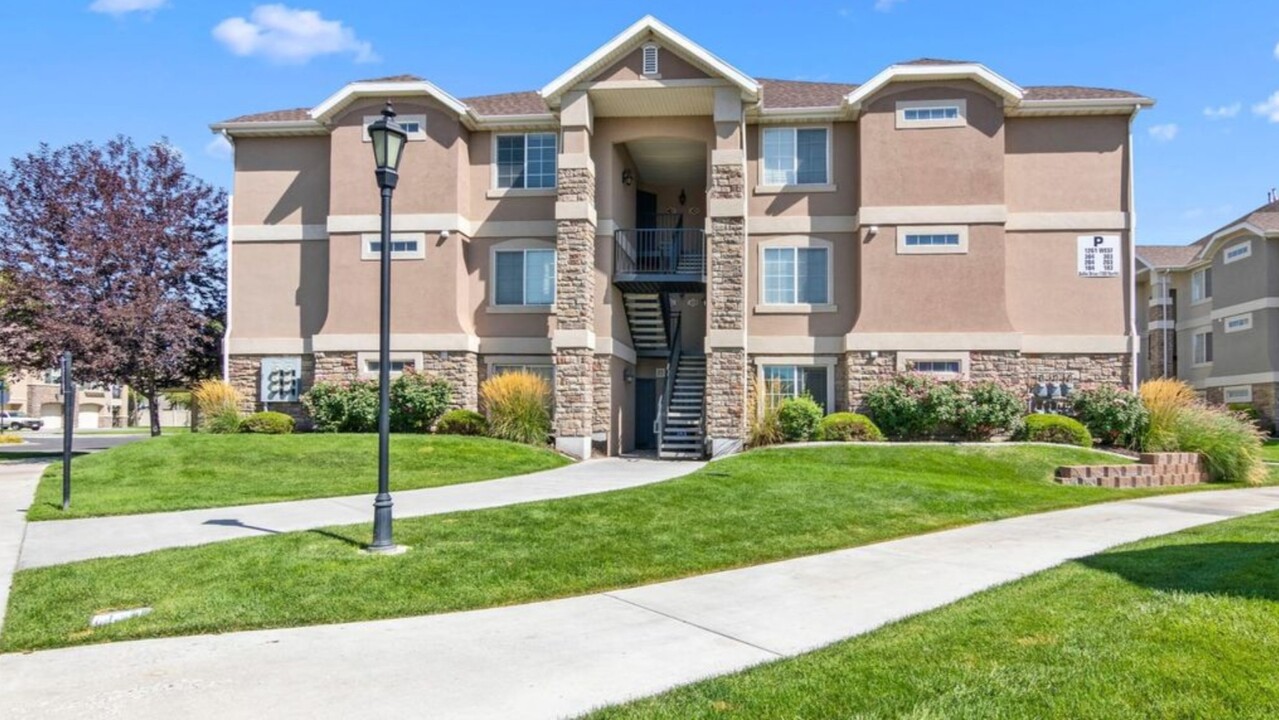1261 W Dallin Dr. in Pleasant Grove, UT - Foto de edificio