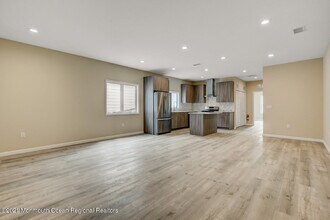 139 Raritan Ave-Unit -2C in Highland Park, NJ - Foto de edificio - Building Photo