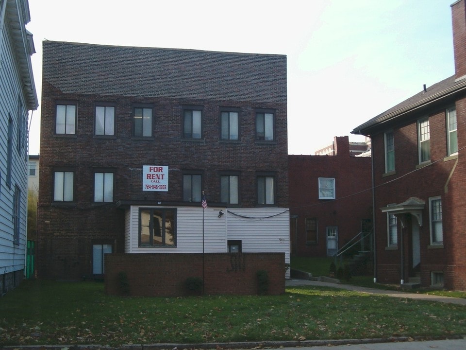 1115 6th Ave in Beaver Falls, PA - Building Photo