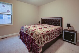 325 Cranbrooke Cir in Suwanee, GA - Building Photo - Building Photo