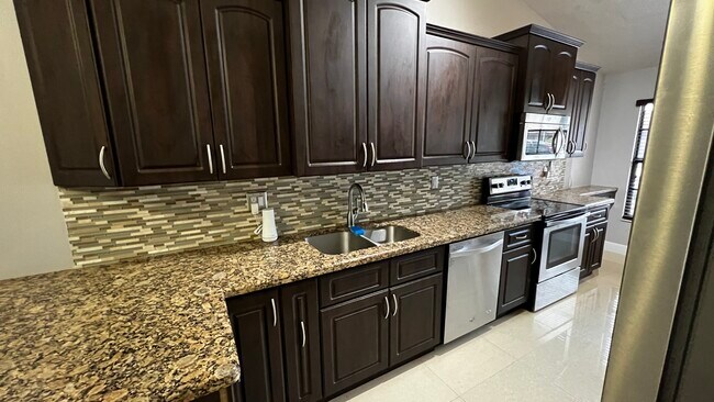 2310 Elm Ct in Pembroke Pines, FL - Building Photo - Building Photo