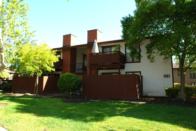 319 Camelback Ct in Pleasant Hill, CA - Foto de edificio - Building Photo