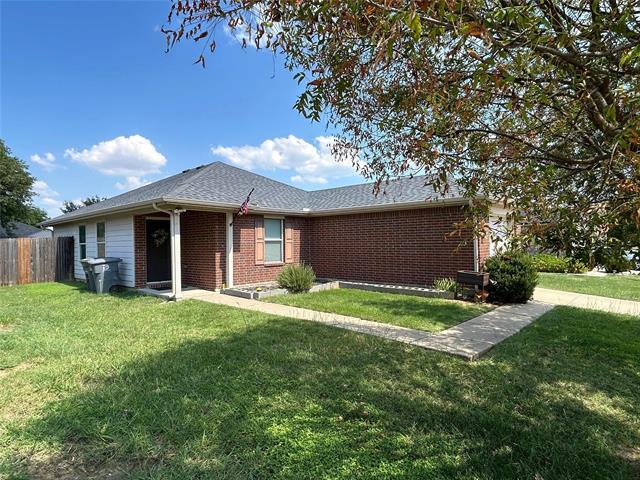 1949 Sampsell Dr in Grand Prairie, TX - Building Photo