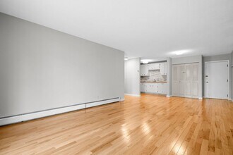 804 Centre St, Unit 1 in Boston, MA - Foto de edificio - Building Photo