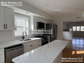 52 Cotting St, Unit 2 in Medford, MA - Building Photo - Building Photo